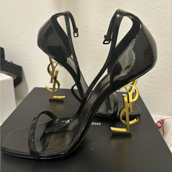 Black and gold - Picture 1 of 2